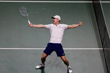 Fin Harri Heliövaara oslavuje výhru nad Kanadou