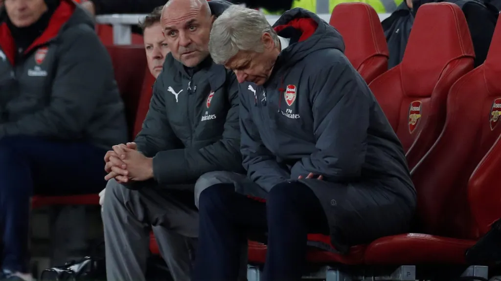 Zklamaný Arséne Wenger během utkání s Manchesterem United