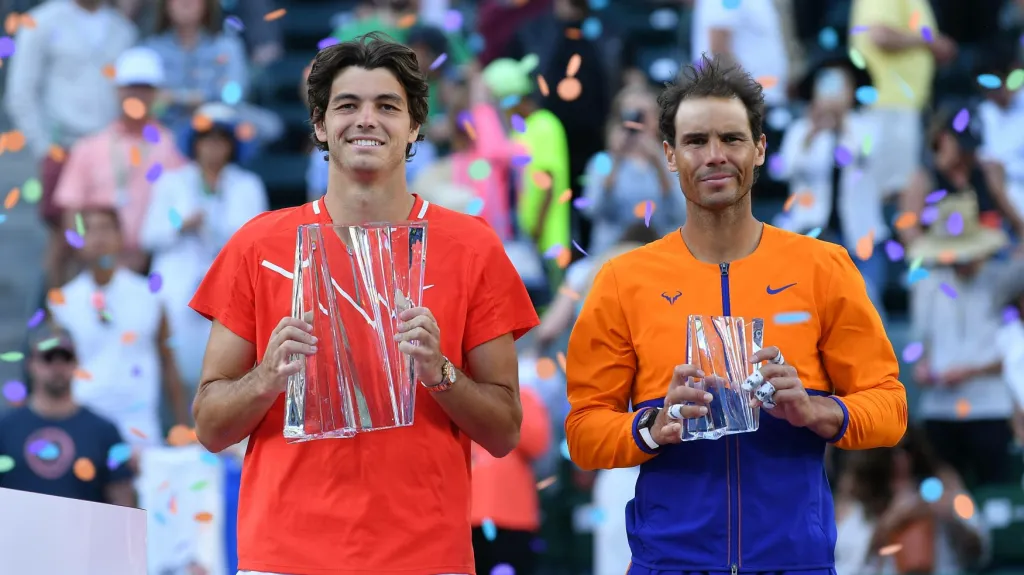 Taylor Fritz (vlevo) a Rafael Nadal s trofejemi v Indian Wells