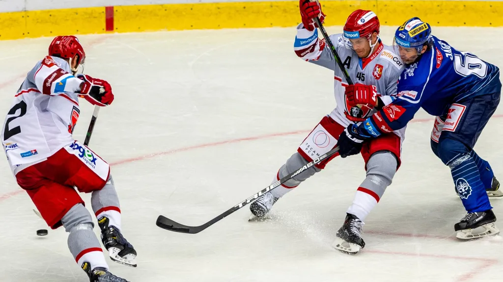 Obránci Hradce Králové zasahují před Jaromírem Jágrem