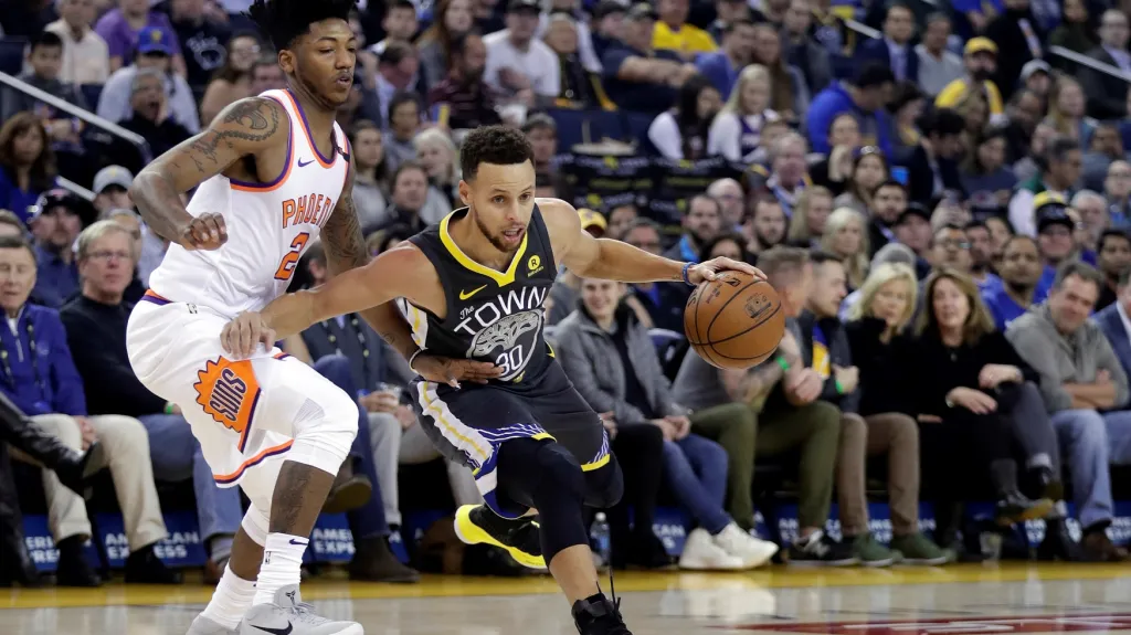 Stephen Curry z Golden State uniká Elfridu Paytonovi z Phoenixu