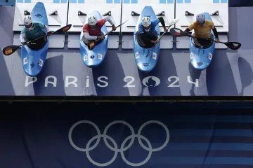 Start závodu kayakcrossu s Jiřím Prskavcem (ve žlutém dresu)