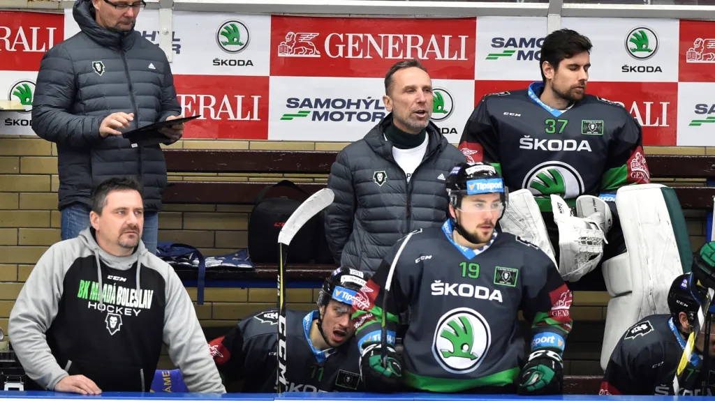 Miloslav Hořava (v zadní řadě uprostřed) sleduje hokejisty Mladé Boleslavi