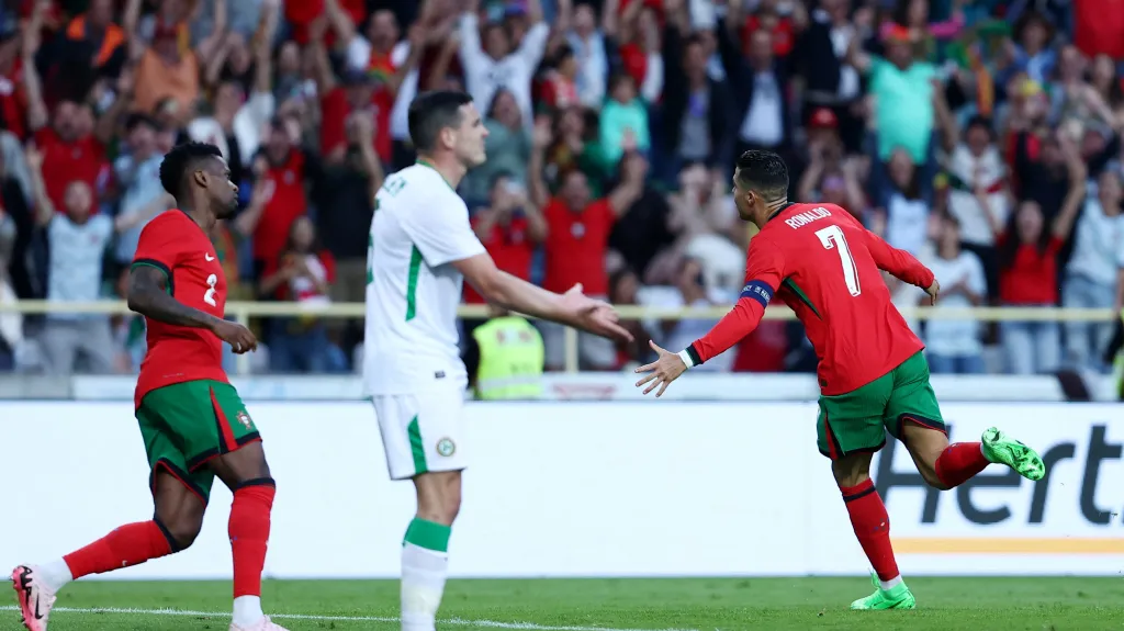 Cristiano Ronaldo z Portugalska slaví gól proti Irsku