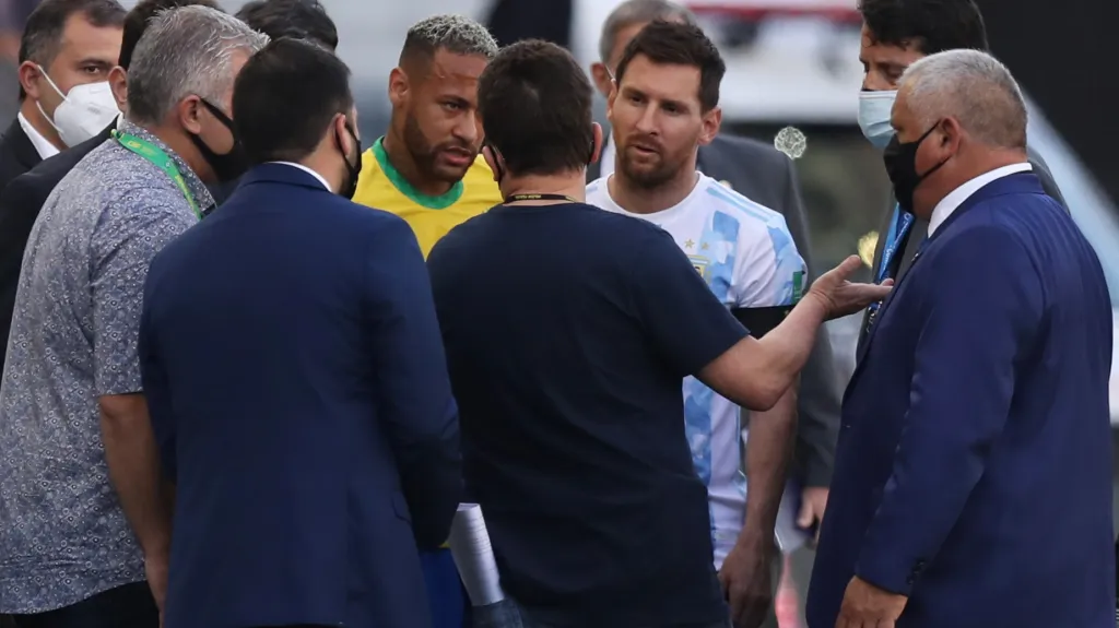 Diskuze v utkání mezi Brazílií a Argentinou za dohledu Neymara s Messim