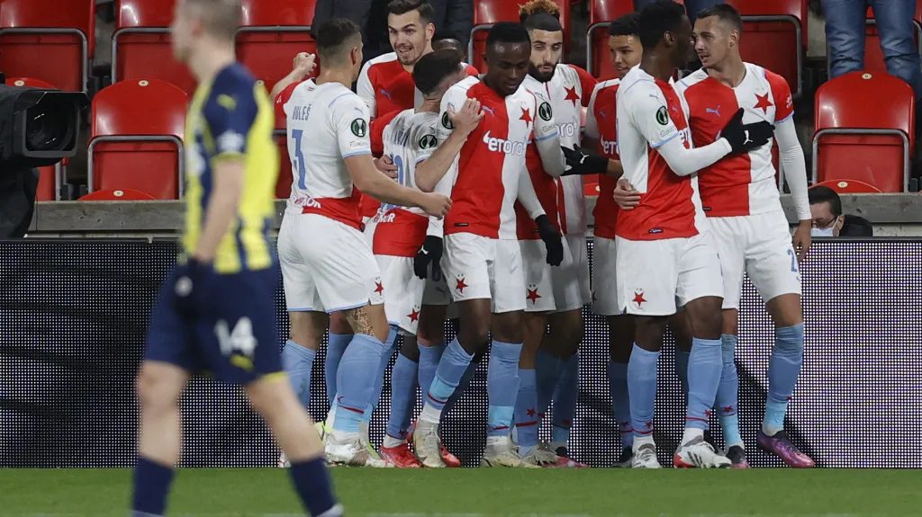 Fotbalisté Slavie se radují z gólu v síti Fenerbahce