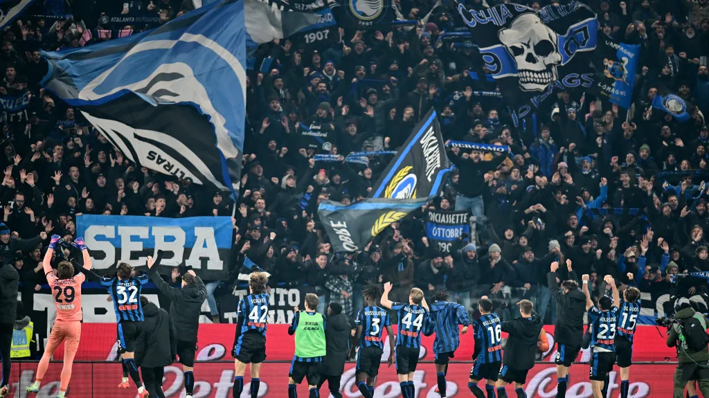 Fotbalisté Bergama slaví výhru nad AC Milán