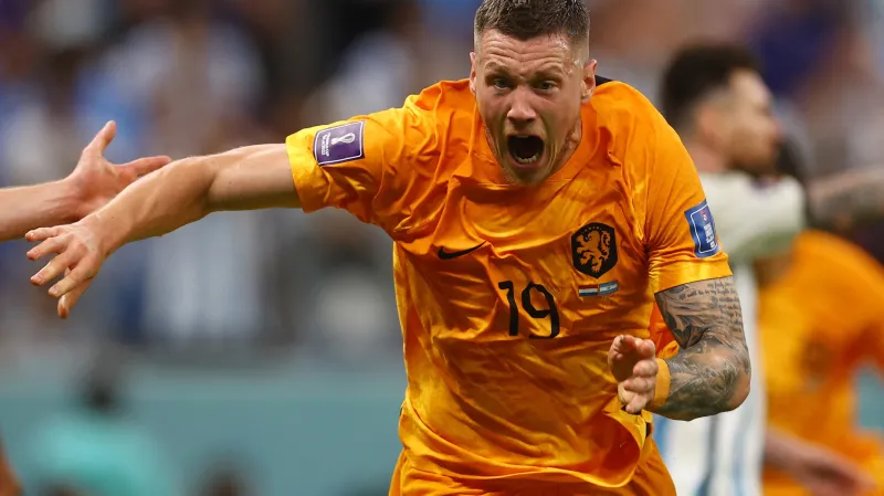 Nizozemec Wout Weghorst oslavuje gól v argentinské síti