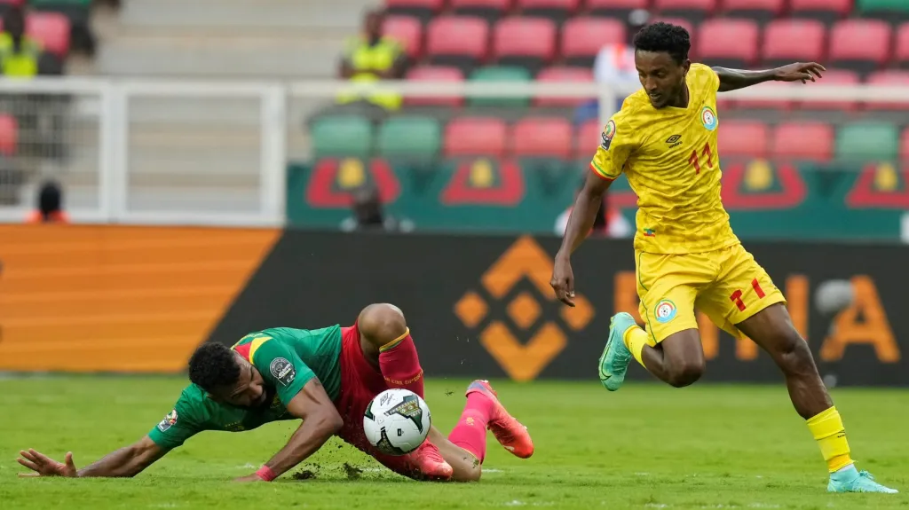 Kamerunec Eric Maxim Choupo-Moting si chránil balon před Amanuelem Gebremichaelem z Etiopie