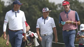 Američtí hráči (zleva) Matt Kuchar, Rickie Fowler a Bubba Watson