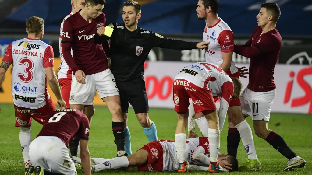 Ladislav Krejčí mladší ze Sparty (vedle rozhodčího vlevo) po sestřelení Tomáše Solila z Pardubic