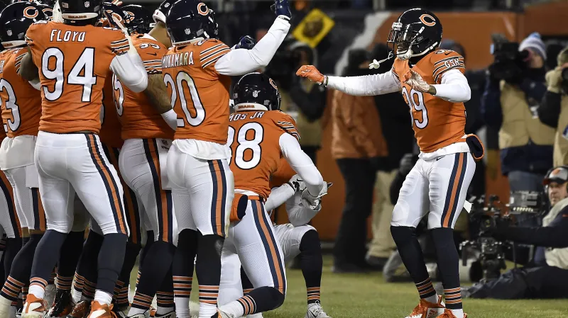 Eddie Jackson diriguje spoluhráče při oslavě touchdownu