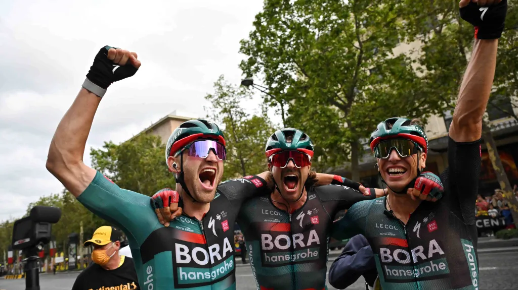 Jezdci týmu Bora-hansgrohe v cíli Tour de France 2023