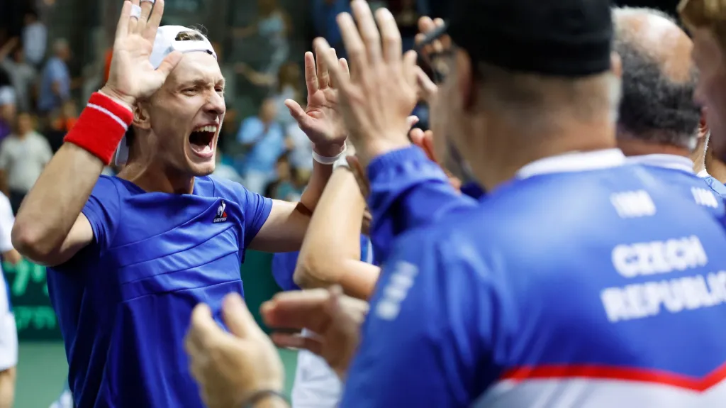 Jiří Lehečka se raduje z výhry v Davis Cupu