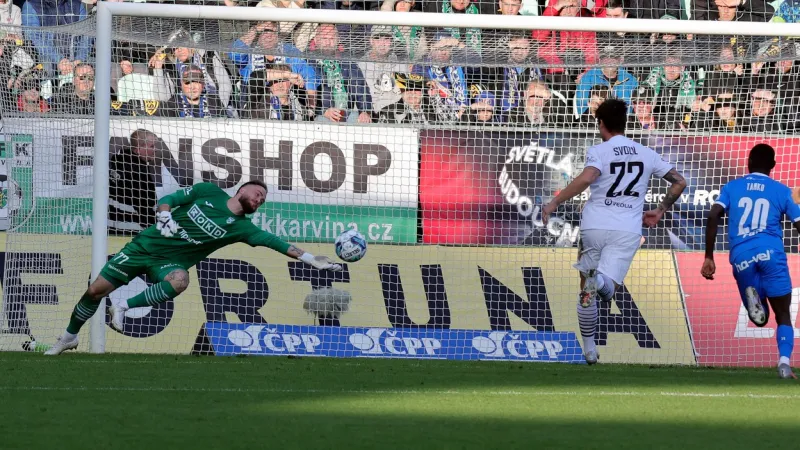 Dominik Holec v brance Karviné zasahuje