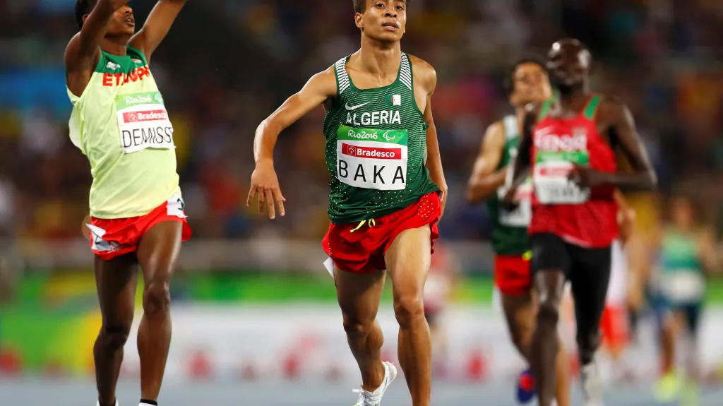 Abdellatif Baka (uprostřed) opanoval paralympijský závod na 1500 metrů