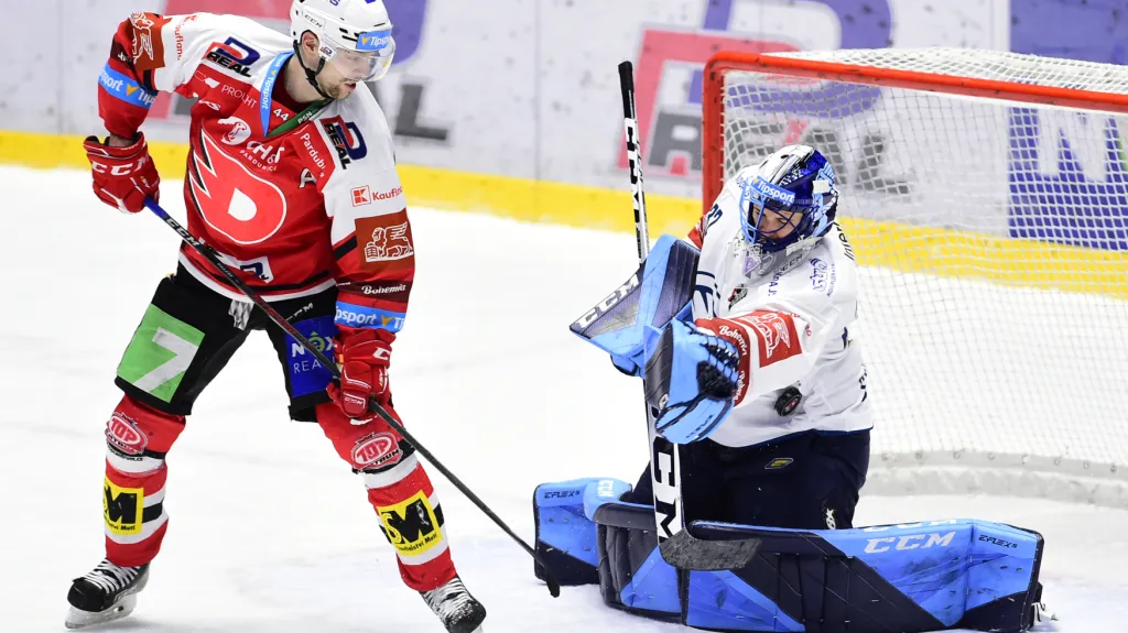 Patrik Poulíček tečuje před Miroslavem Svobodou