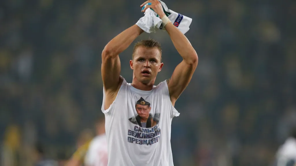 Záložník Lokomotivu Moskva Dmitrij Tarasov s podobiznou Vladimira Putina na tričku