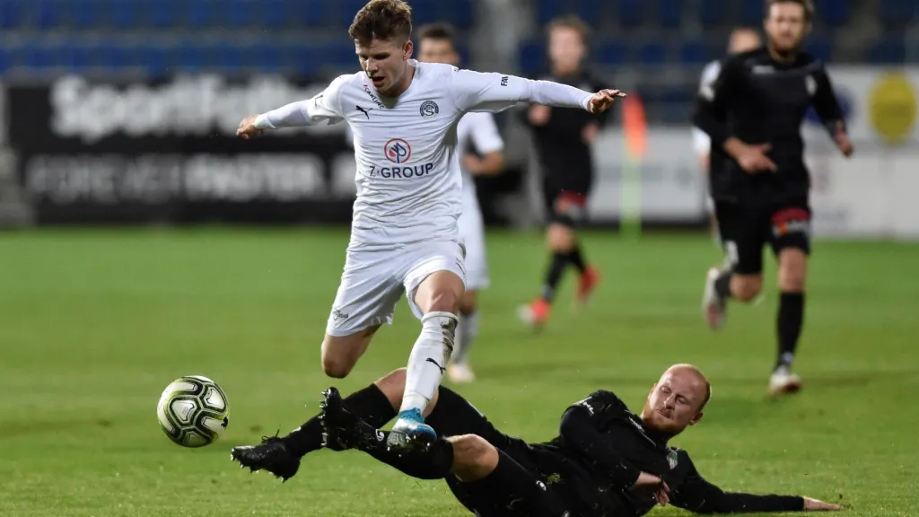 Záložník Slovácka Hellebrand proti obránci Žižkova Březinovi