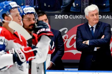 Trenér Miloš Říha na střídačce českého týmu