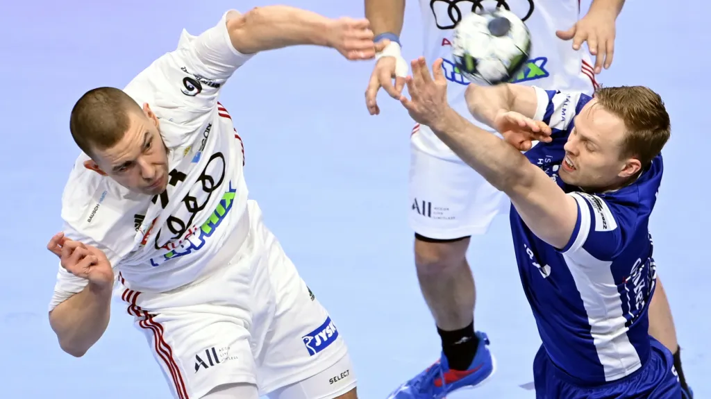 Maďarský házenkář Dominik Máthé proti Islanďanovi Ómaru Ingi Magnússonovi