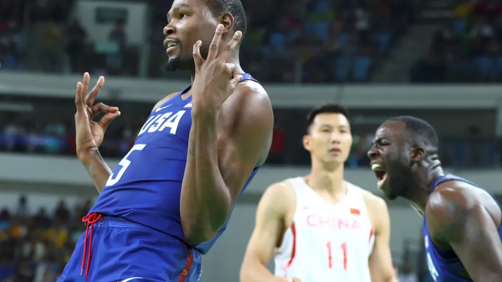 Američan Kevin Durant se raduje ze vstřeleného koše v duelu s Čínou