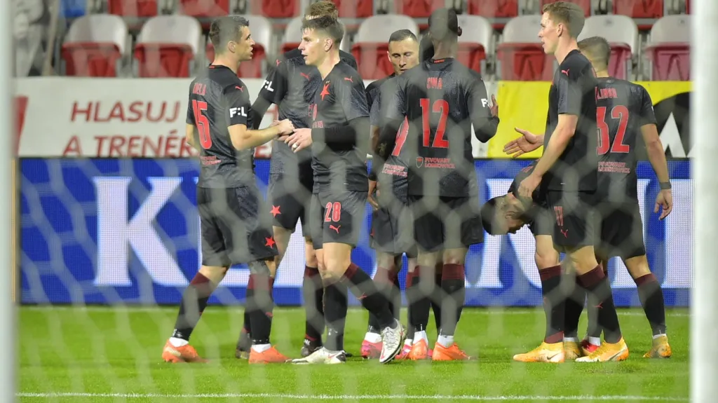 Fotbalisté Slavie se radují z gólu v Plzni