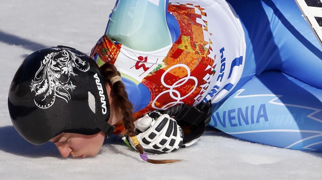 Slovinská sjezdařka Tina Mazeová líbá sníh po své vítězné jízdě v alpském lyžování žen