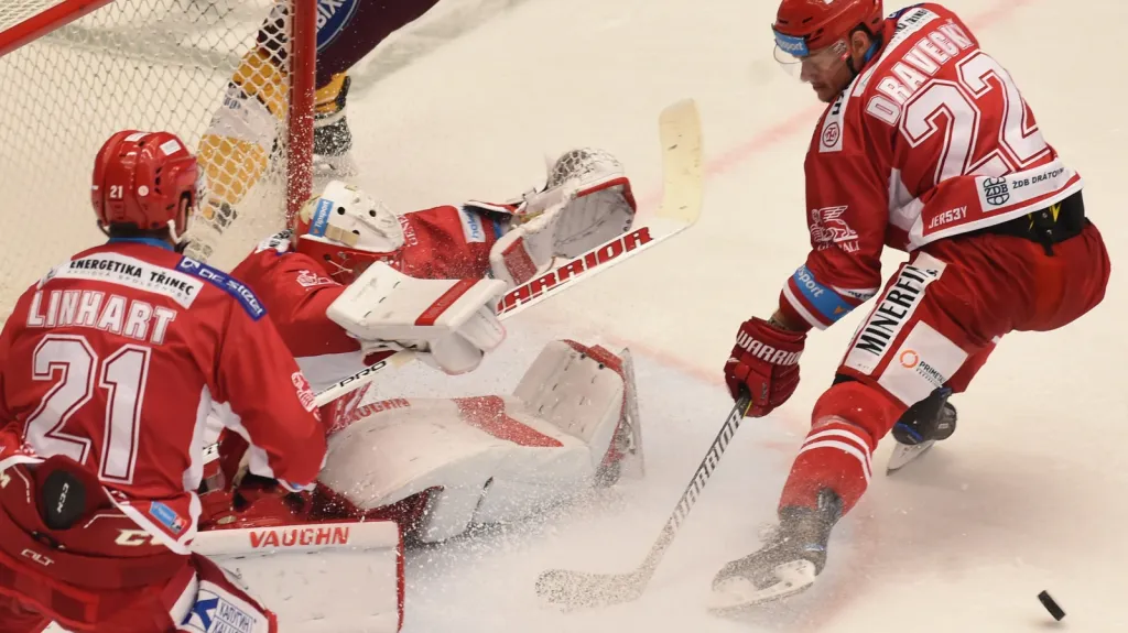 Třinecký brankář Šimon Hrubec zasahuje