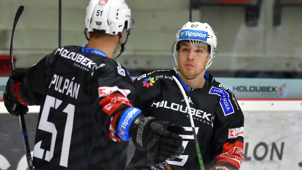 Karlovarský útočník Jan Hladonik s Lukášem Pulpánem