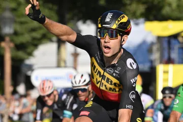 Van Aert slaví výhru v poslední etapě Tour
