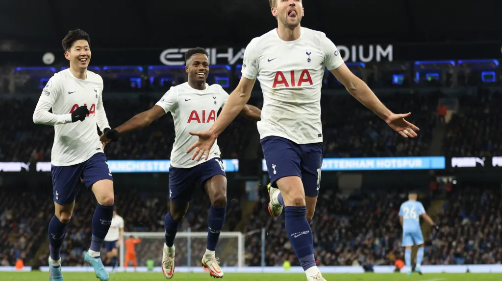 Harry Kane z Tottenhamu (uprostřed) oslavuje gól 