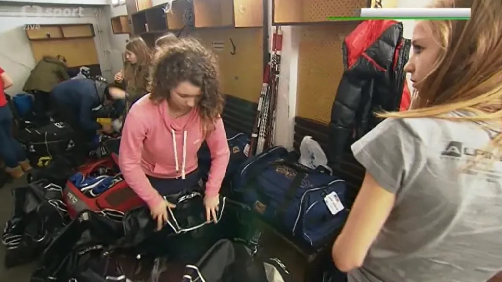 Mladé hokejistky převzaly olympijskou výbavu a vyrazily na ZOH mládeže