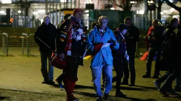 Němečtí příznivci opouštějí stadion v Hannoveru po jeho nařízené evakuaci
