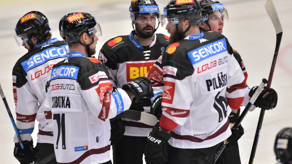 Hokejisté Sparty slaví branku
