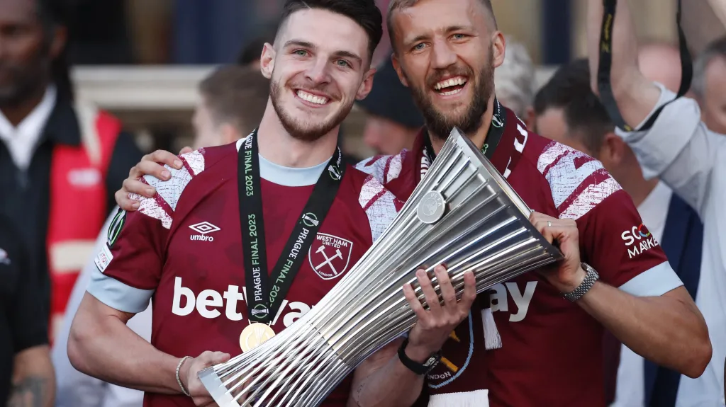 Declan Rice a Tomáš Souček z West Hamu s trofejí pro vítěze Konferenční ligy