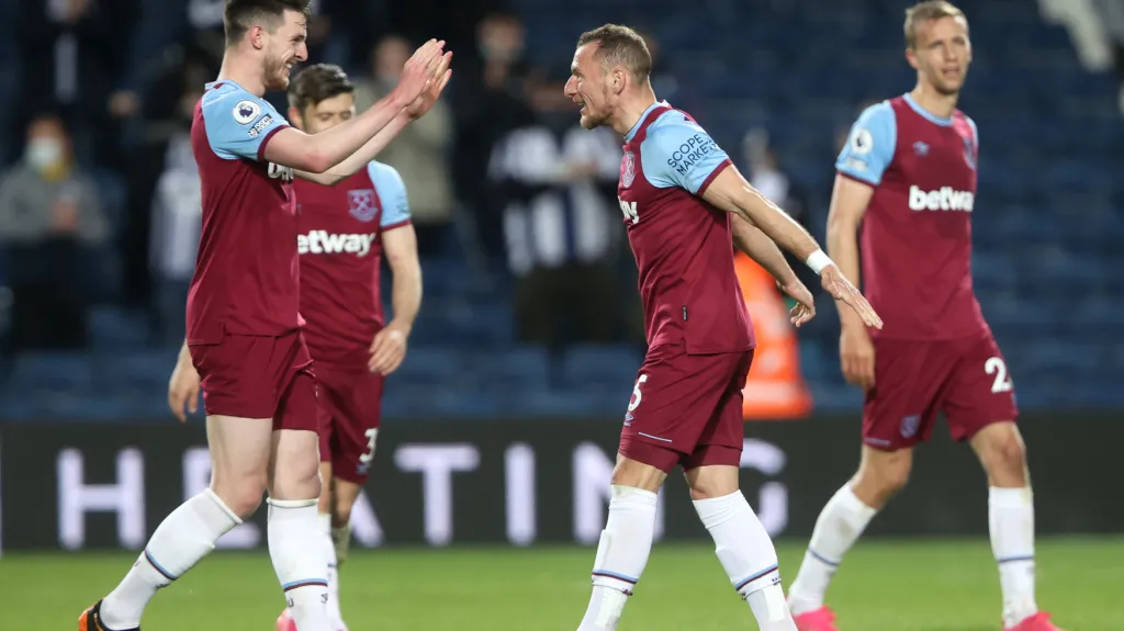 Vladimír Coufal slaví se spoluhráči