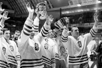 Českoslovensští hokejisté po vítězství na MS 1972