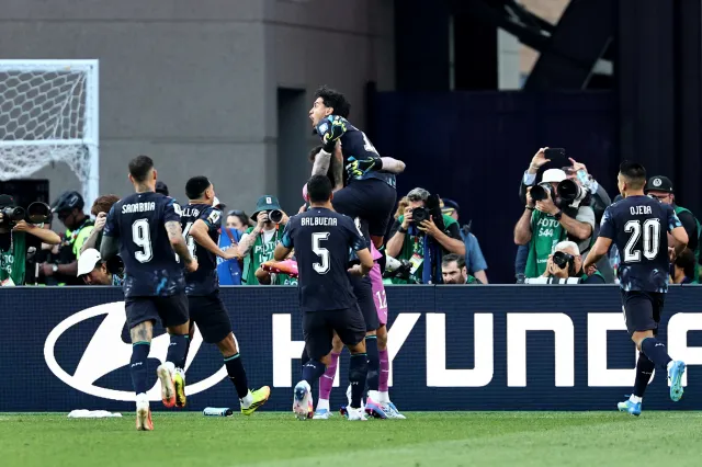 Nizozemsko bojuje s Marokem. Paraguay senzačně vyřadila Německo, Brazílie přehrála Japonsko