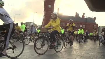 Fanoušci Gerainta Thomase slavili v Cardiffu cyklojízdou ve žlutém