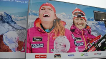 Gabriela Koukalová a Veronika Vítková na servisním kamionu