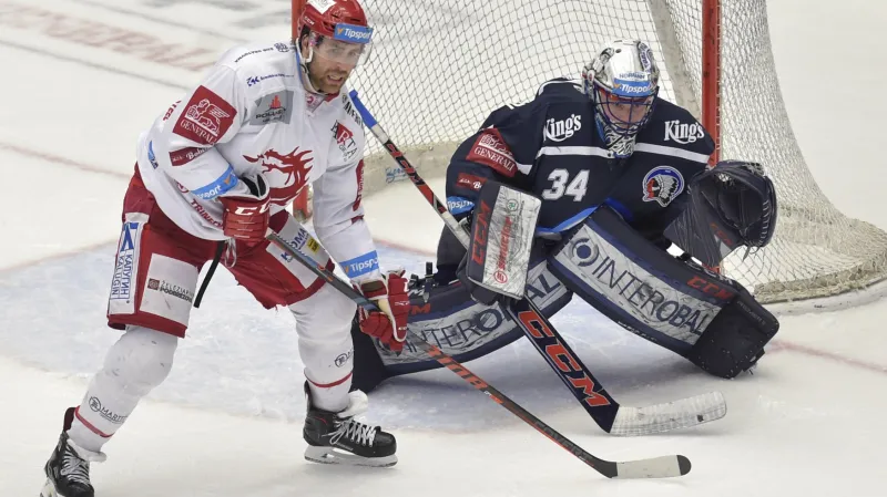 Třinecký Ethan Werek před brankářem Plzně Dominikem Frodlem