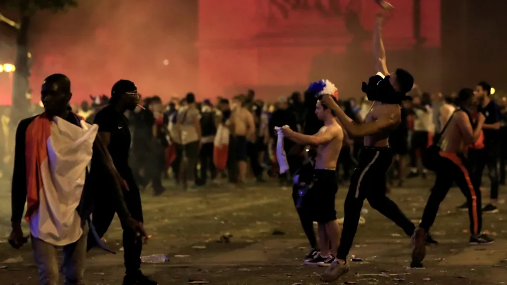 Příliš bouřlivé oslavy v ulicích Paříže