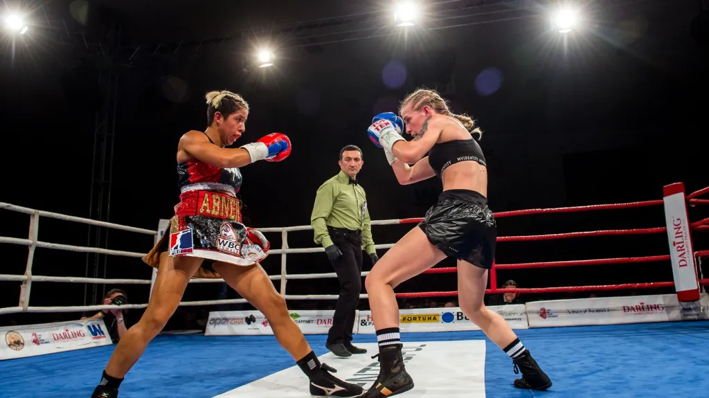 Fabiana Bytyqi (vpravo) v duelu s Maríou Soledad Vargasovou z Mexika