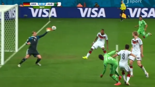 Šance v utkání Německo - Alžírsko: Ghulámův pokus jen těsně minul tři tyče (18. min.)