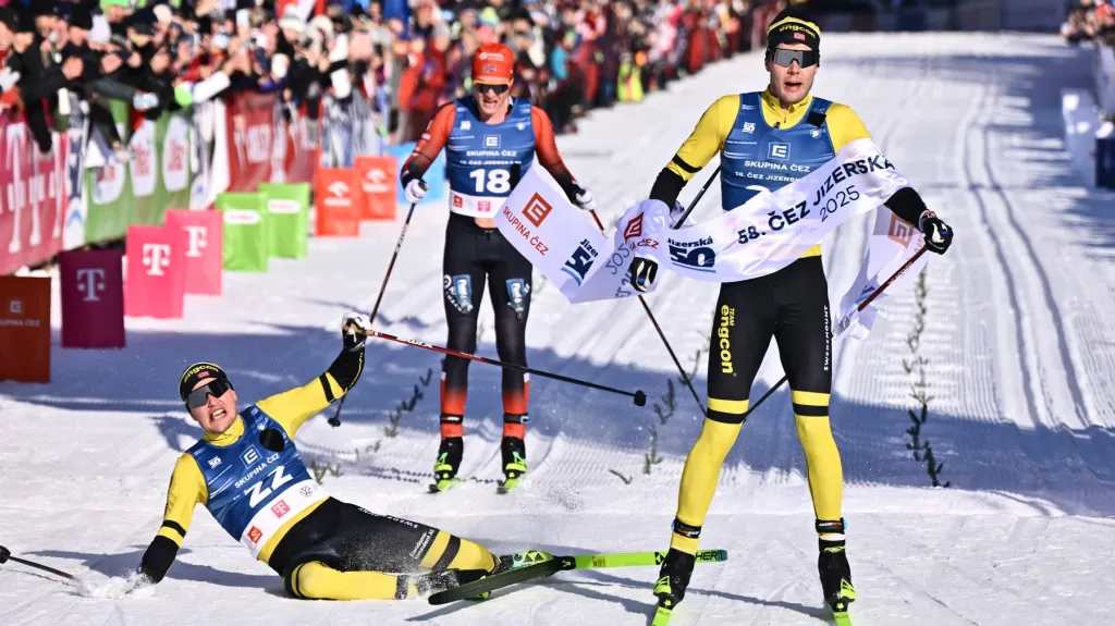 Finiš závodu mužů s vítězným Ole Jörgenem Bruvollem