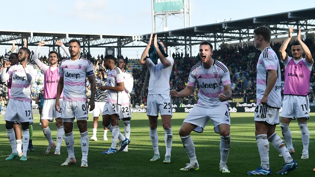 Fotbalisté Juventusu se radují z gólu v Serii A