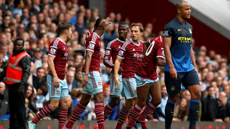 Hráči West Hamu se radují z gólu v síti Manchesteru City