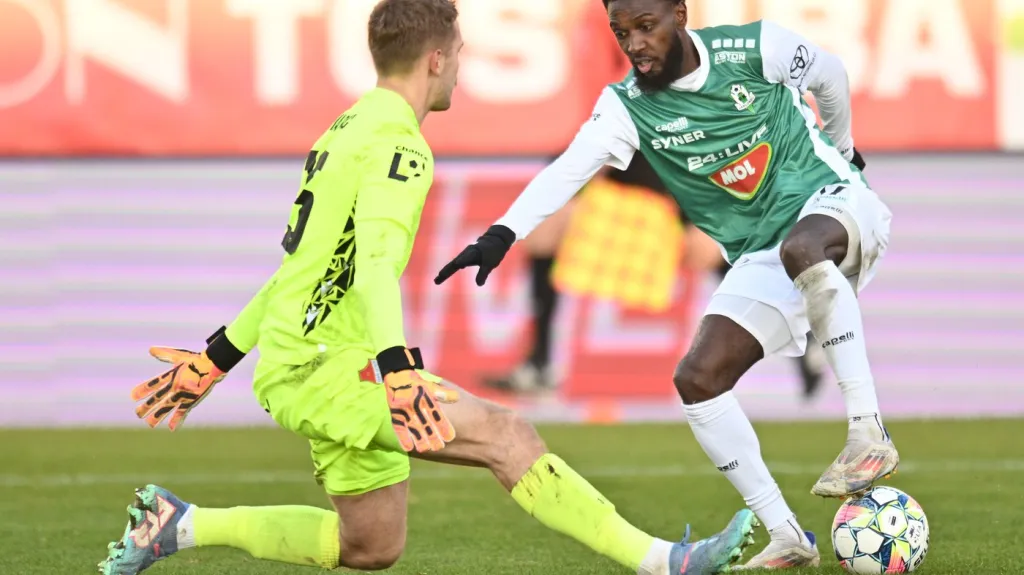 Jablonecký Alexis Alégué se chystá překonat brankáře Baníku Markoviče