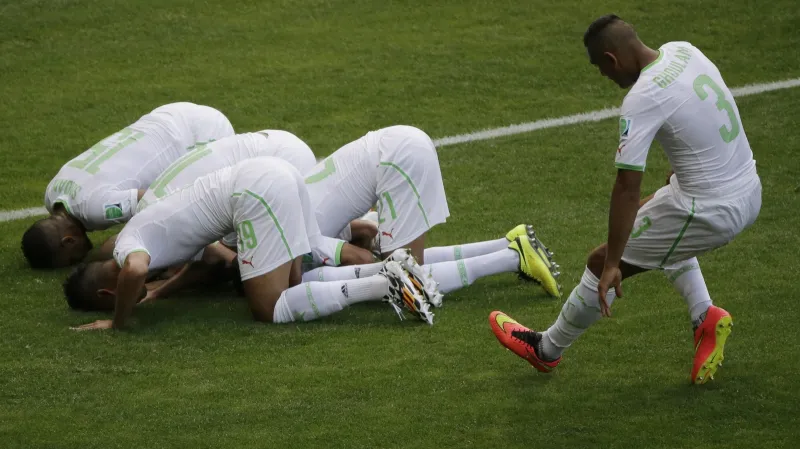 Fotbalisté Alžírska při skupinové modlitbě po vstřelené brance